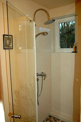 Duschkabine mit Blick in den Garten