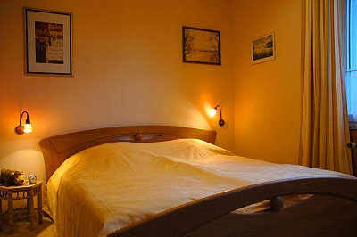 Breites Doppelbett im Schlafzimmer