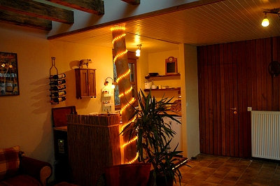 Blick vom Kamin zum Küchenbereich