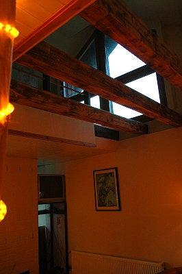 Blick von der Sitzgruppe hinauf zum Giebelfenster im Obergeschoss